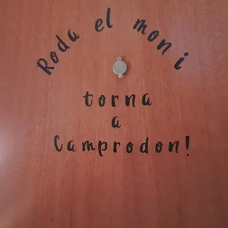 El Mussol De La Vila Camprodon, Balconets Amb Vistes A La Placa Exterior photo