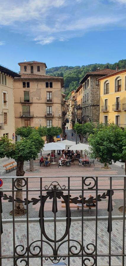 El Mussol De La Camprodon, Balconets Amb Vistes A La Placa